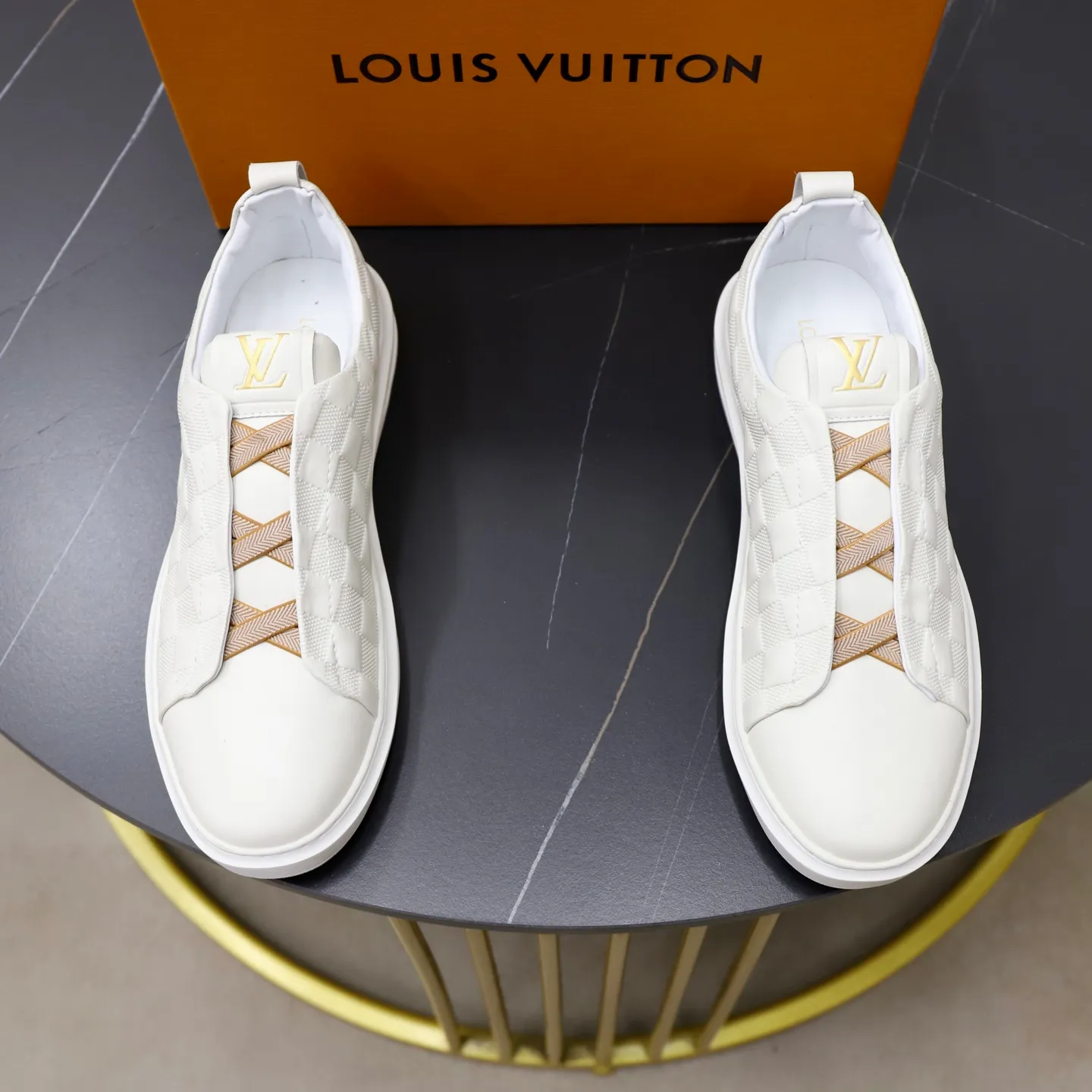 Ex-factory price: 442💰🙅‍♂️🙅‍♂️🙅‍♂️ Brand: LV Louis Vuitton Standard code: 38-44 (45 customized) Grade: Same as the official website Material: Original cowhide material stitching Comfortable and breathable sheepskin lining Lightweight and wear-resistant sports outsole Style category: Men's fashionable casual shoes Running sneakers Distinguished luxury brand elements Top luxury color: actual picture color